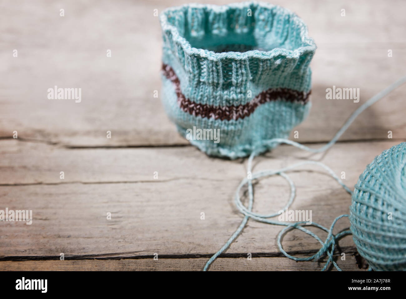 Lavorazioni artigianali uncinetto, blue scaldatazze e sfera di lana su  sfondo di legno Foto stock - Alamy