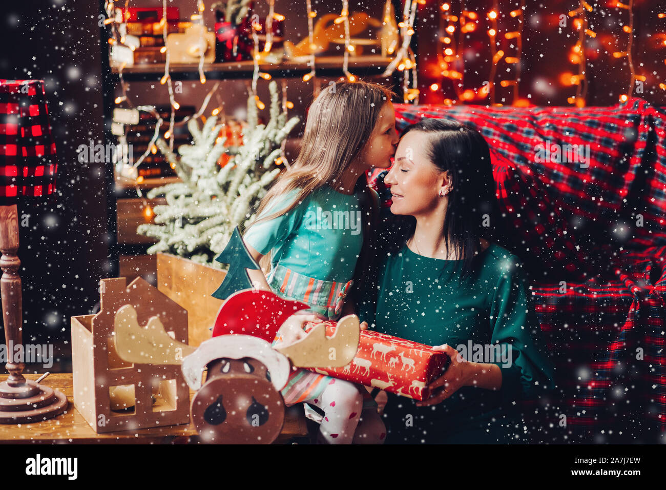 Bella madre con figlia festeggia il Natale a casa. Foto Stock