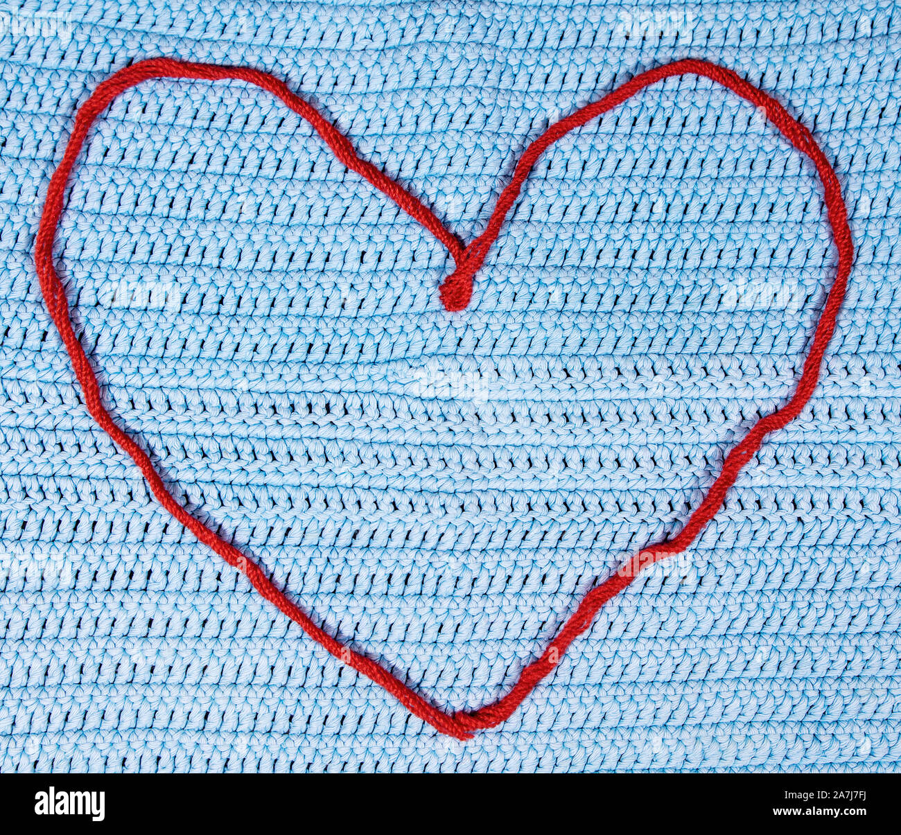 Rosso stringa di lana cuore su uncinetto Stoffa, amore per lavorazioni  artigianali Foto stock - Alamy