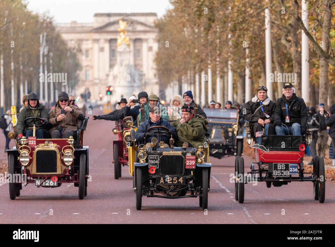La Londra a Brighton veteran car run è la più lunga e manifestazione motoristica nel mondo con il primo luogo in 1896 organizzato per celebrare il passaggio della legge che consentiva di 'luce locomotori' di viaggiare a velocità superiori a 4 km/h e rimosso il requisito per un uomo in piedi davanti a un flag. Vetture entrano nel caso deve essere stata costruita prima del 1905. Impostare off da Hyde Park all'alba i veicoli percorsa attraverso Londra prima di dirigersi a sud. Auto 221 1903 Clemente. Auto 239 1904 Peugeot. Auto 236 1904c elettrica nazionale. Il centro commerciale Foto Stock