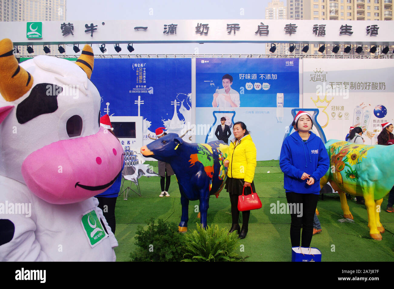 --FILE--un-caw come bambola appare in corrispondenza di un evento promozionale di Mengniu nella città di Wuhan, Cina centrale della provincia di Hubei, 27 dicembre 2015. Cina Mengniu IAM Foto Stock