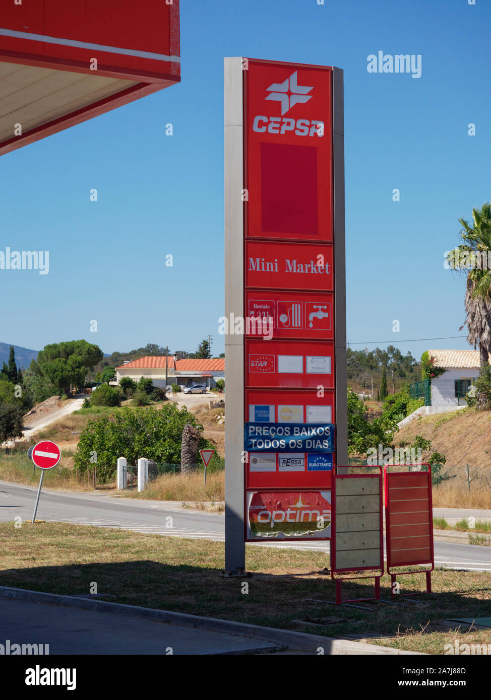 Un alto segno di informazioni a un portoghese Cepsa garage su una strada principale in Algarve per spiegare i servizi disponibili presso l'ubicazione. Foto Stock