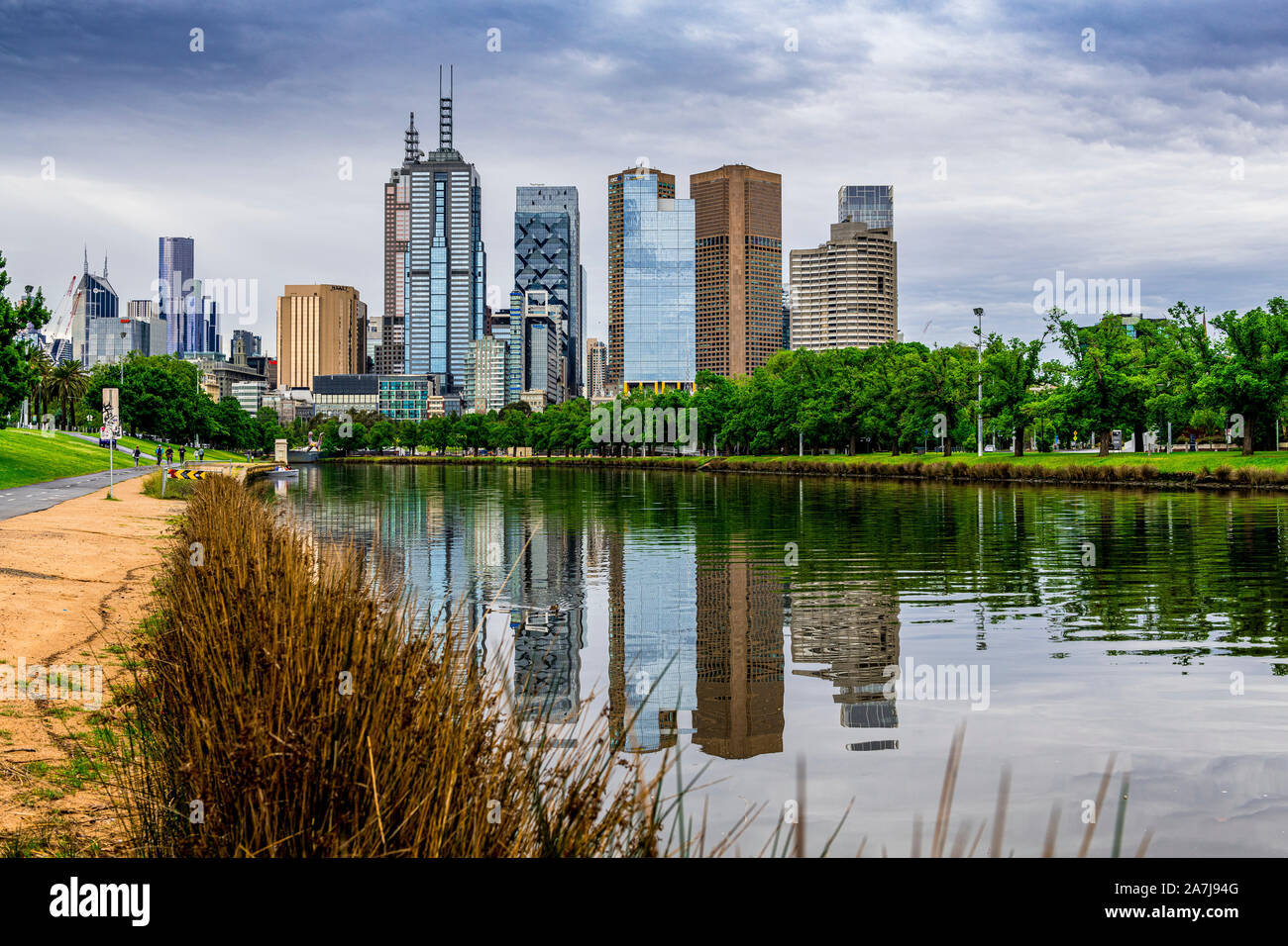 Un tipico nuvoloso e tempestoso giorno di Melbourne, con il fiume Yarra e sullo skyline della città si riflette nell'acqua. Foto Stock