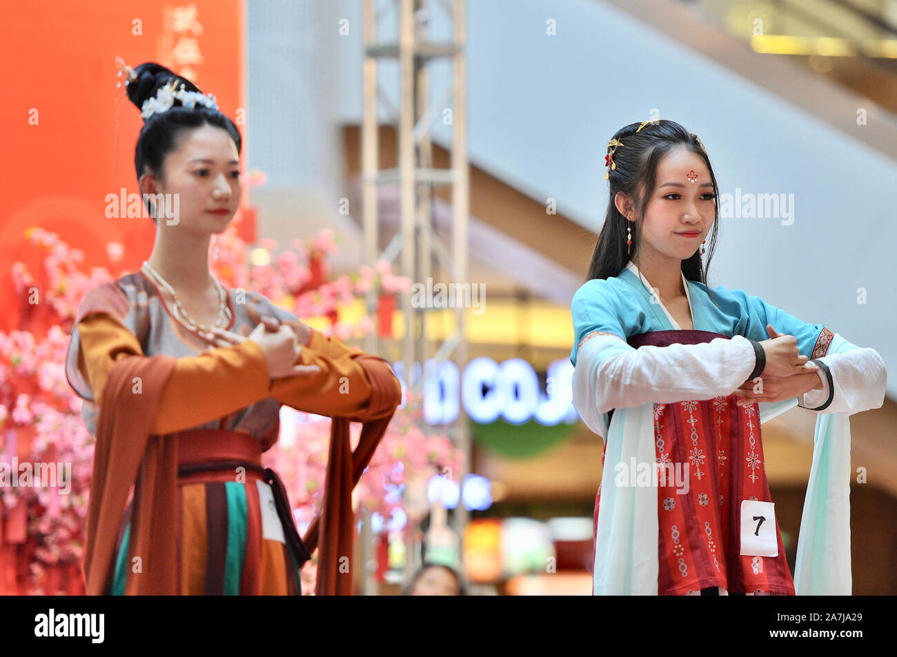 Medicazione di bellezze in antichi abiti cinesi dimostrare ed eseguire durante gli antichi cinesi abbigliamento beauty pageant in Shenyang city, nordest ch Foto Stock