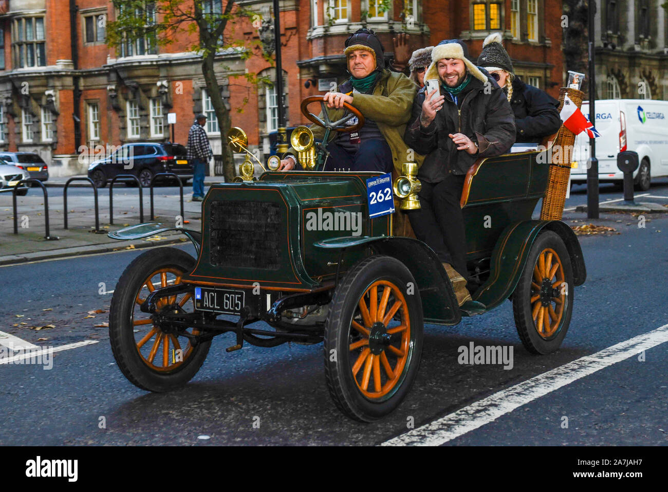 Londra, Regno Unito. Il 3 novembre 2019. Guidare i partecipanti attraverso la piazza del Parlamento in rotta verso la costa a 123Bonhams Londra a Brighton Veteran Car Run. Le 60 miglia di viaggio è impegnata da oltre 400 pre-1905 veicoli fabbricati, alcuni dei quali soffrono di frequenti rotture. Il Run commemora l'Emancipazione eseguire del 14 novembre 1896, che ha celebrato i locomotori sull'autostrada atto, quando il limite di velocità per 'luce locomotori' è stata sollevata da 4 mph a 14 mph, eliminando la necessità per i veicoli devono essere precedute da un uomo a piedi. Credito: Stephen Chung / Alamy Live News Foto Stock