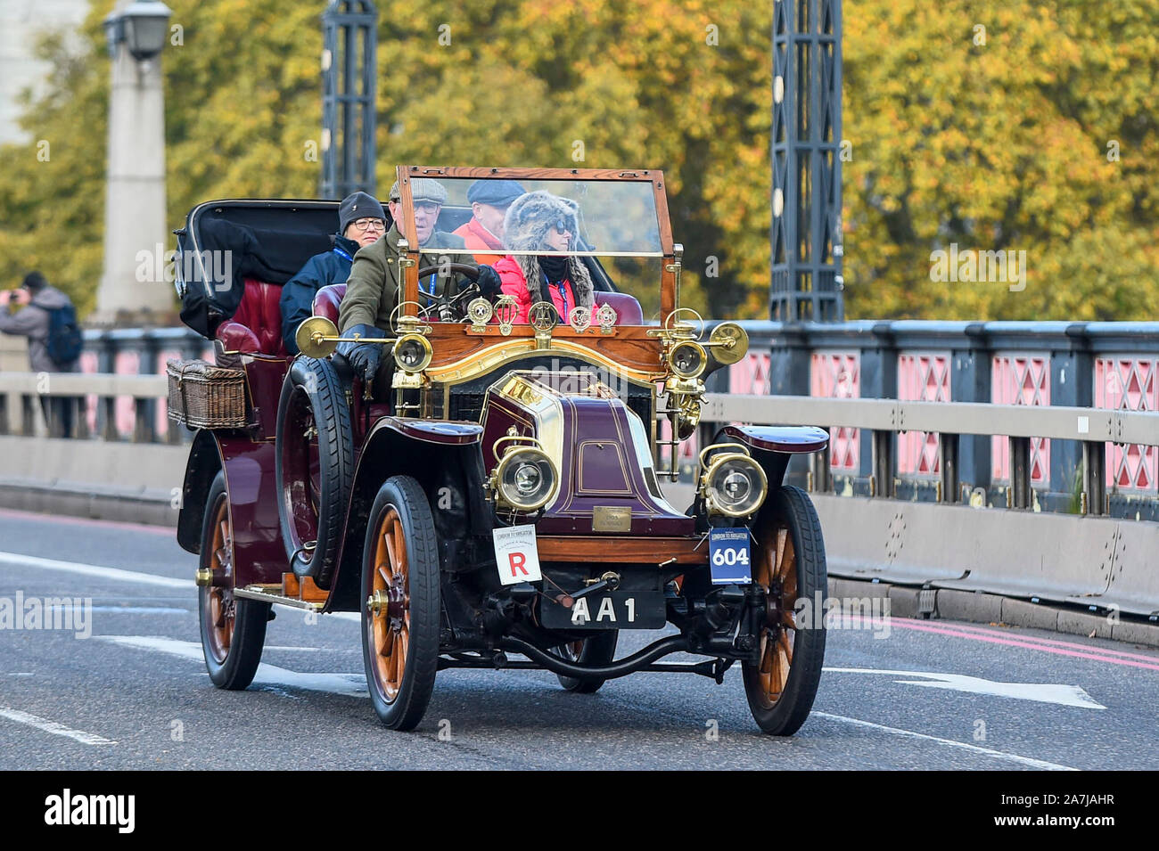 Londra, Regno Unito. Il 3 novembre 2019. Guidare i partecipanti attraverso la capitale in rotta verso la costa a 123Bonhams Londra a Brighton Veteran Car Run. Le 60 miglia di viaggio è impegnata da oltre 400 pre-1905 veicoli fabbricati, alcuni dei quali soffrono di frequenti rotture. Il Run commemora l'Emancipazione eseguire del 14 novembre 1896, che ha celebrato i locomotori sull'autostrada atto, quando il limite di velocità per 'luce locomotori' è stata sollevata da 4 mph a 14 mph, eliminando la necessità per i veicoli devono essere precedute da un uomo a piedi. Credito: Stephen Chung / Alamy Live News Foto Stock