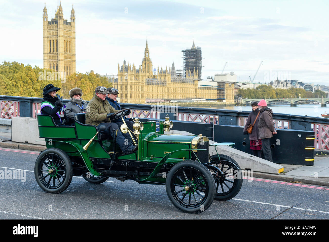 Londra, Regno Unito. Il 3 novembre 2019. Guidare i partecipanti attraverso la capitale in rotta verso la costa a 123Bonhams Londra a Brighton Veteran Car Run. Le 60 miglia di viaggio è impegnata da oltre 400 pre-1905 veicoli fabbricati, alcuni dei quali soffrono di frequenti rotture. Il Run commemora l'Emancipazione eseguire del 14 novembre 1896, che ha celebrato i locomotori sull'autostrada atto, quando il limite di velocità per 'luce locomotori' è stata sollevata da 4 mph a 14 mph, eliminando la necessità per i veicoli devono essere precedute da un uomo a piedi. Credito: Stephen Chung / Alamy Live News Foto Stock
