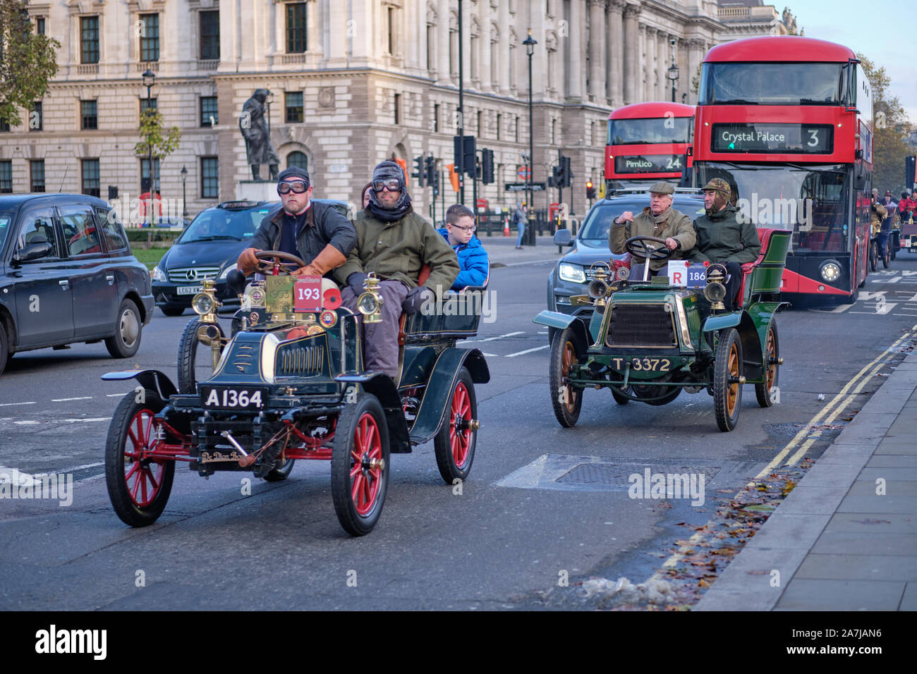 Londra, Regno Unito. 3rd novembre 2019. I partecipanti che guidano le strade di Westminster attraverso il traffico nell'edizione di quest'anno del Bonhams London alla Brighton Veteran Car Run. Foto Stock