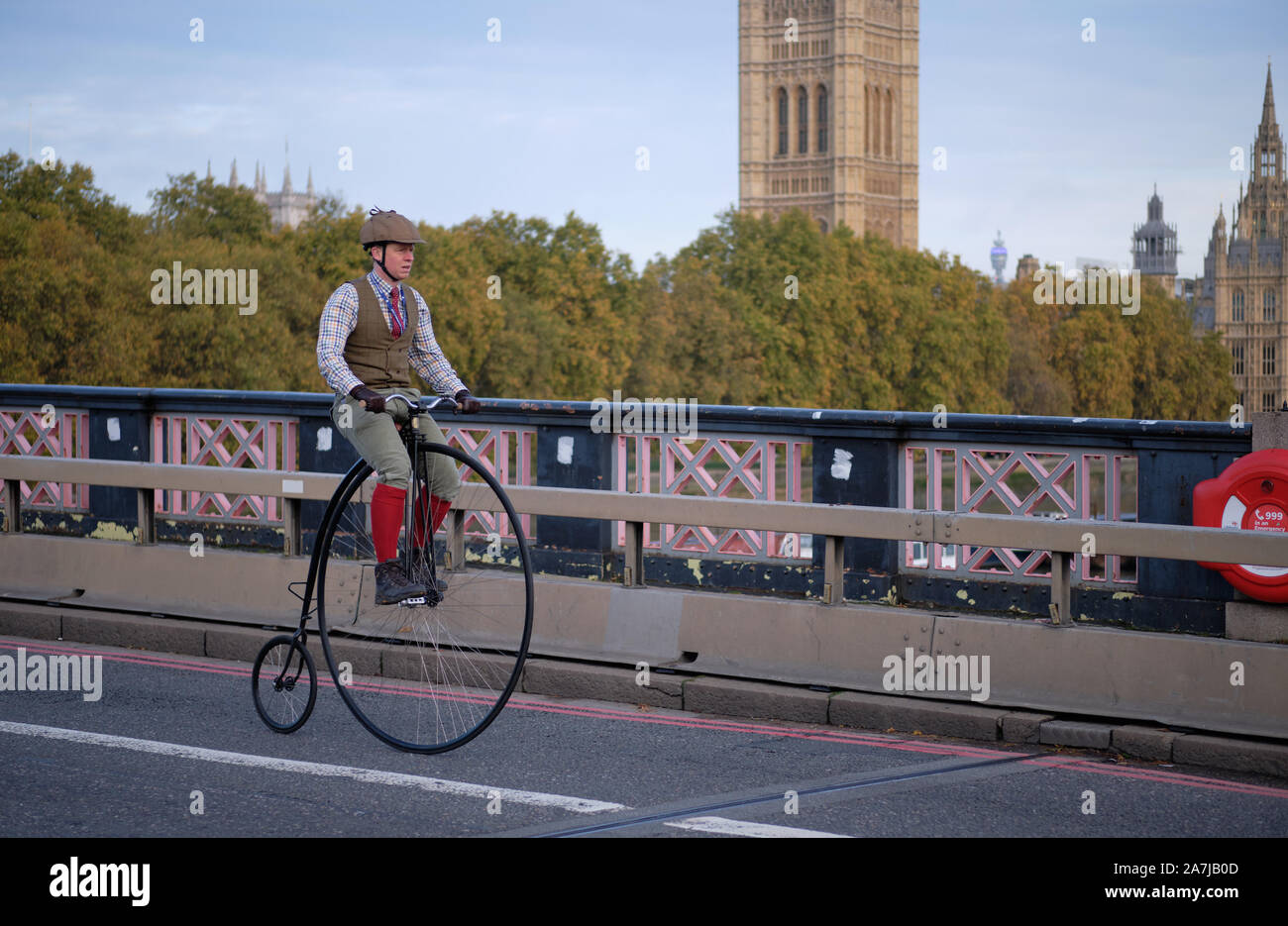 Londra, Regno Unito. 3 novembre 2019. I partecipanti alla bicicletta che attraversano il Tamigi sul Lambeth Bridge, dominato dal Westminster Palace nell'edizione di quest'anno del Bonhams London to Brighton Veteran Car Run. Foto Stock