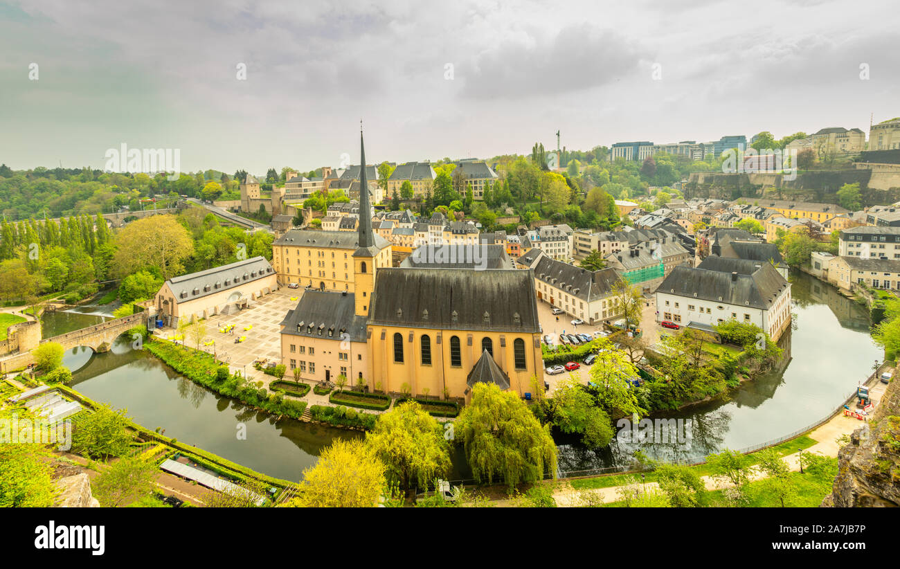Alzette ansa del fiume con Saint Jean du Grund cattedrale, città di Lussemburgo, Lussemburgo Foto Stock