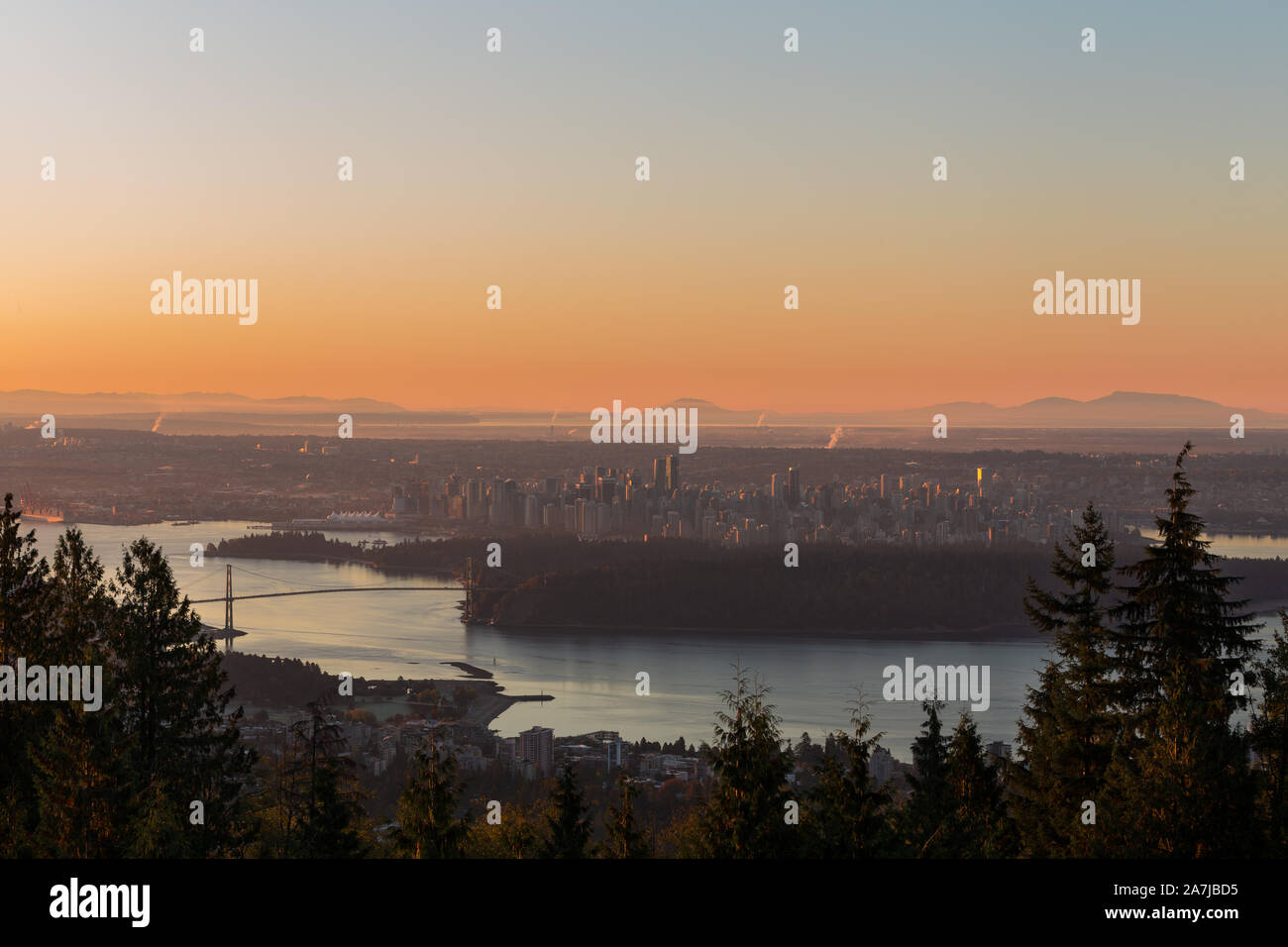 Un sunrise vista del centro cittadino di Vancouver, Stanley Park e il Ponte Lions Gate come visto da Cypress Mountain. Foto Stock