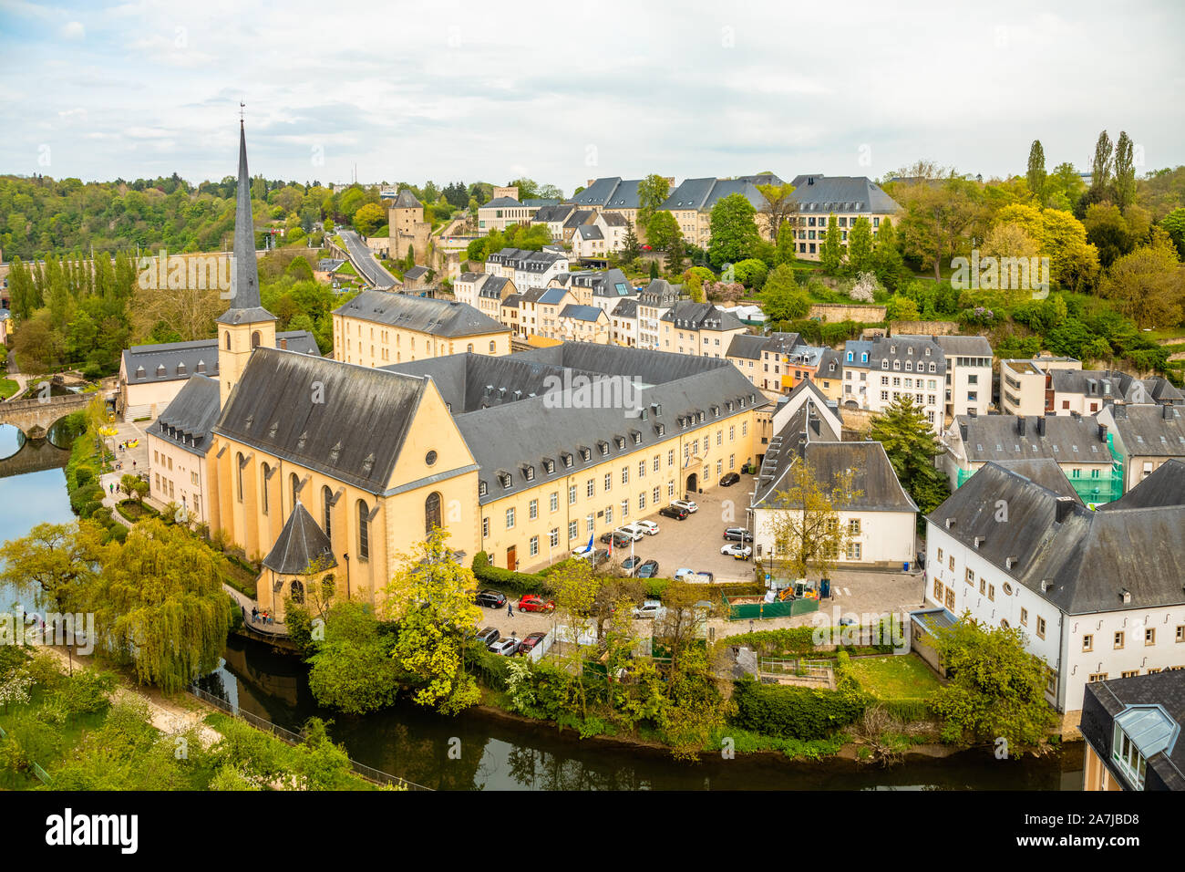Alzette ansa del fiume con Saint Jean du Grund cattedrale e la fila di case dietro, città di Lussemburgo, Lussemburgo Foto Stock