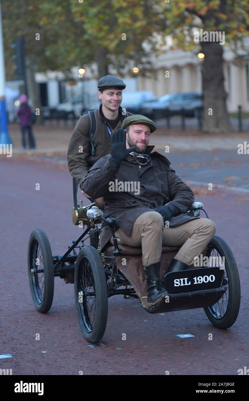 Londra, Regno Unito. 3 Novembre, 2019. I concorrenti prendere parte all'annuale Bonhams Londra a Brighton Veteran Car Run. Una straordinaria voce di più di 400 pre-1905 vetture sinistra Hyde Park come Dawn ha rotto, pronto ad affrontare la Epic 60-Mile Drive dal capitale di costa come la più lunga del mondo-esecuzione di manifestazione motoristica risalente al 1927 ha preso il via. Credito: MARTIN DALTON/Alamy Live News Foto Stock