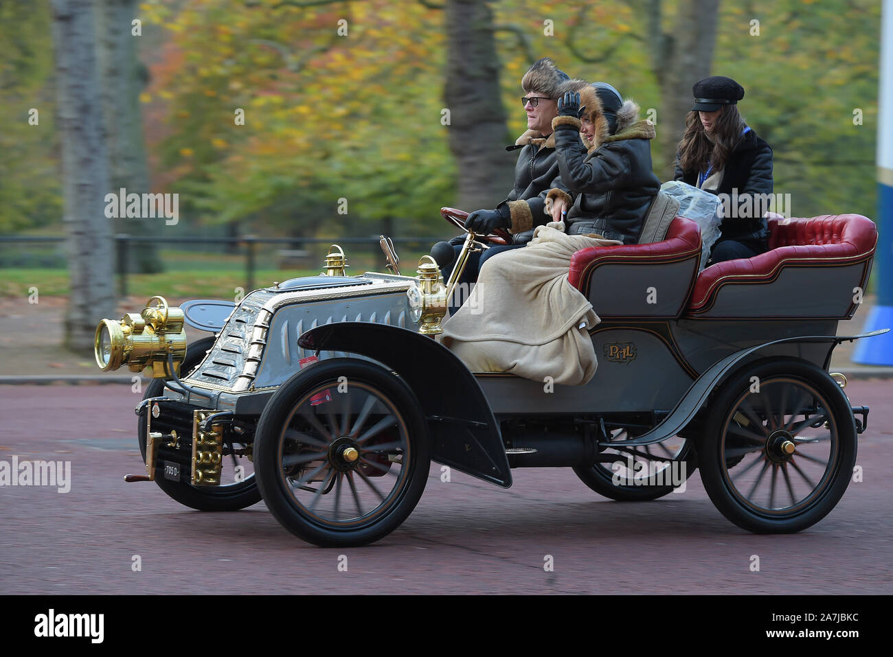 Londra, Regno Unito. 3 Novembre, 2019. I concorrenti prendere parte all'annuale Bonhams Londra a Brighton Veteran Car Run. Una straordinaria voce di più di 400 pre-1905 vetture sinistra Hyde Park come Dawn ha rotto, pronto ad affrontare la Epic 60-Mile Drive dal capitale di costa come la più lunga del mondo-esecuzione di manifestazione motoristica risalente al 1927 ha preso il via. 1902 Westfield condotto lungo il centro commerciale da John Caudwell Credito: MARTIN DALTON/Alamy Live News Foto Stock