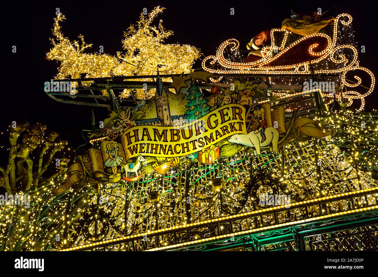Amburgo, Germania - 14 dicembre 2018: decorazioni del Mercatino di Natale (Weihnachtsmarkt) presso la piazza del municipio di fronte dal Municipio di Amburgo, Germania Foto Stock