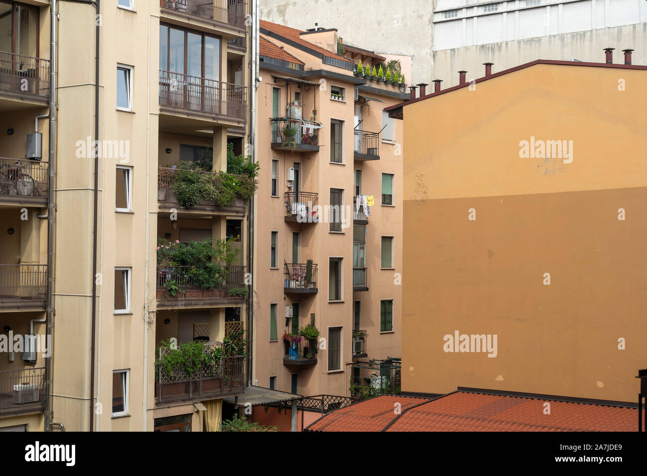 Milano, lombardia, italia: corte interna di edifici residenziali Foto Stock