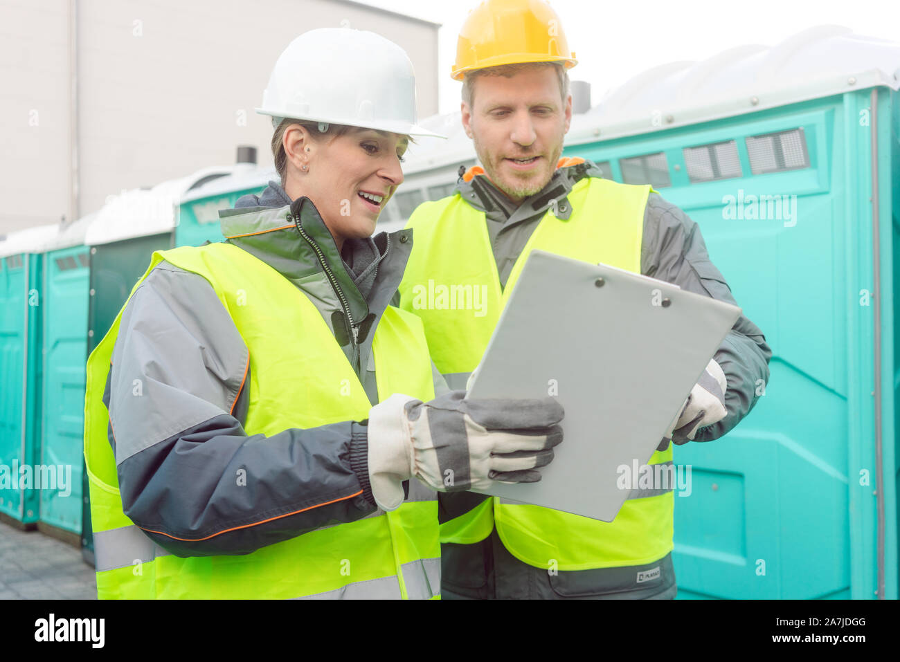 Lavoratori che svolgono alcuni nella logistica e servizi igienici noleggio business Foto Stock