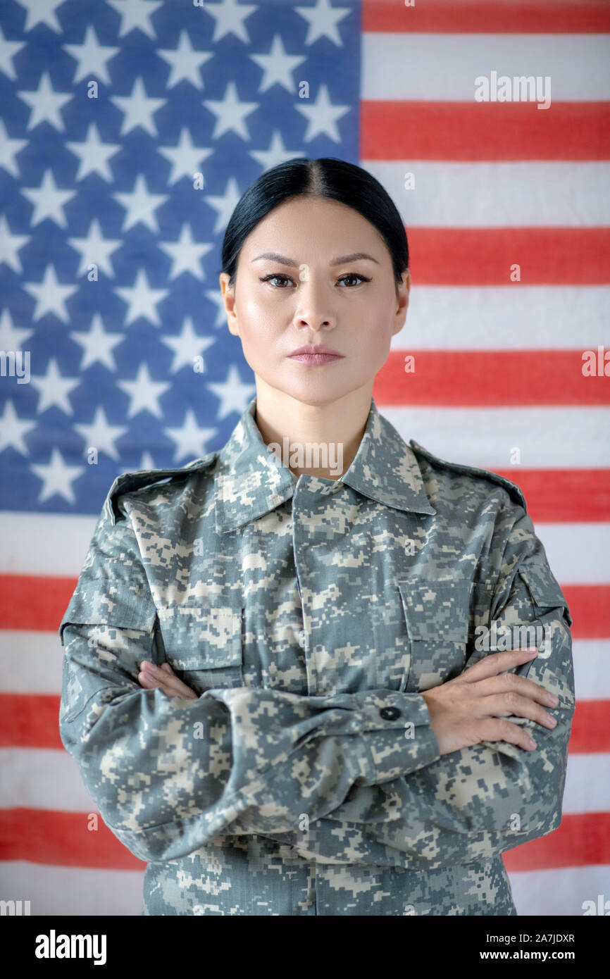 Bella asiatica servicewoman indossando militare uniforme di mimetizzazione Foto Stock
