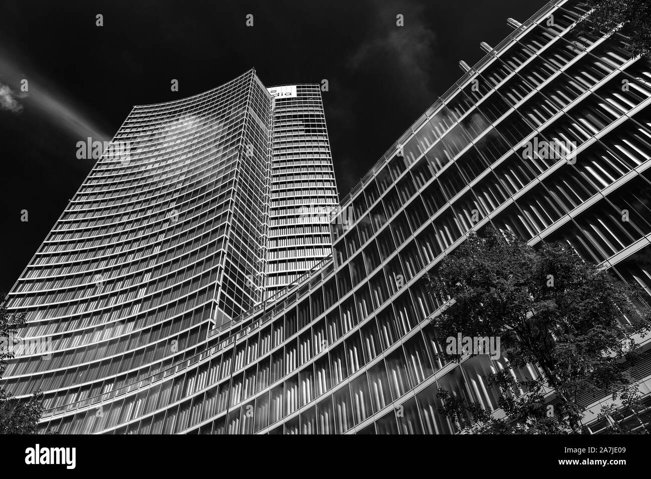 Milano, lombardia, italia: il moderno grattacielo noto come Palazzo Lombardia. In bianco e nero Foto Stock
