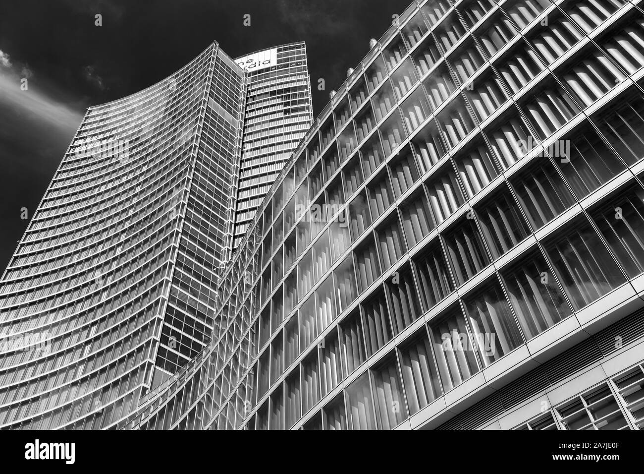 Milano, lombardia, italia: il moderno grattacielo noto come Palazzo Lombardia. In bianco e nero Foto Stock