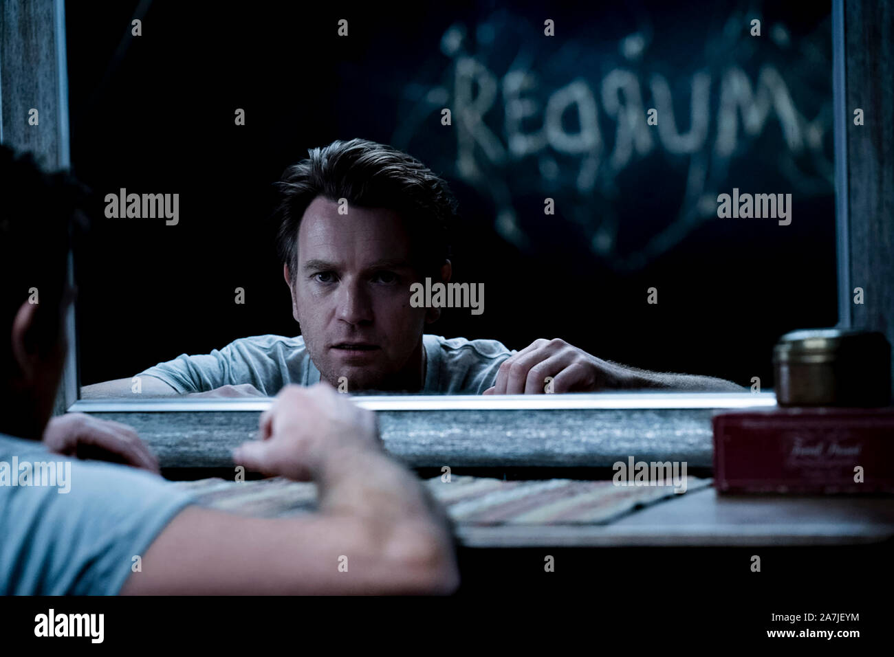 Dan Torrance giocato da Ewan McGregor in medico di sonno (2019) diretto da Mike Flanagan. Adattamento di Stephen King sequel di Shining circa un uomo con poteri psichici. Foto Stock