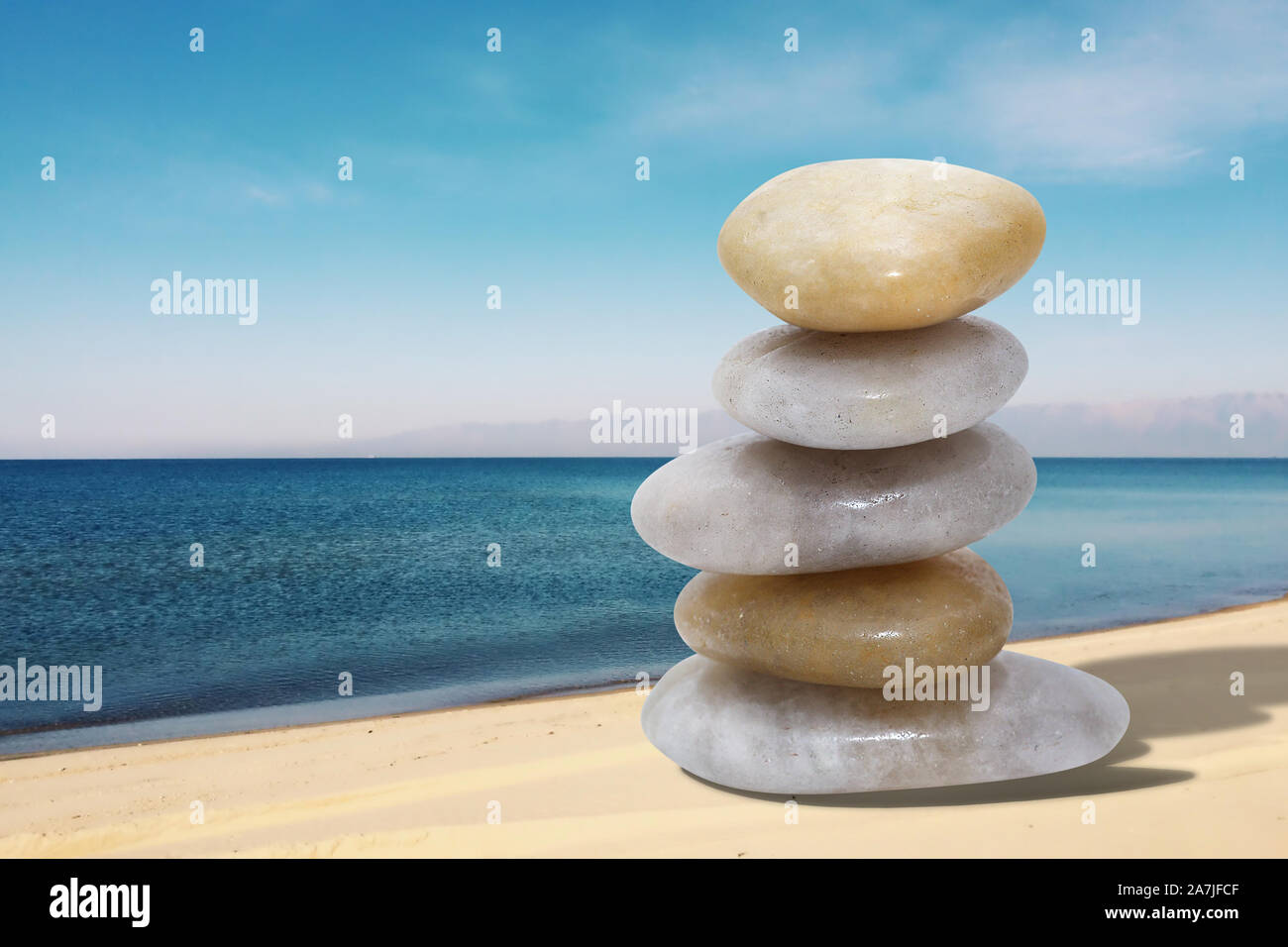 Pila di pietre sulla spiaggia. Equilibrio e armonia concept Foto Stock