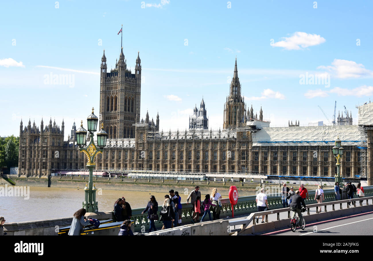 Il 05 settembre 2019, la Gran Bretagna, Londra: Vista del Palazzo di Westminster, il palazzo del parlamento con la torre di Victoria (in background). Il Palazzo di Westminster è stata ricostruita dopo un incendio nel 1834 negli anni 1840-1888 in stile neo-gotico nel vecchio posto. Foto: Waltraud Grubitzsch/dpa Foto Stock