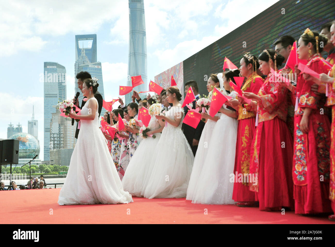 15 coppie di sposi novelli a un matrimonio di gruppo ti celebrare il settantesimo anniversario della fondazione della Repubblica a Shanghai in Cina, 19 settembre 2019. Foto Stock