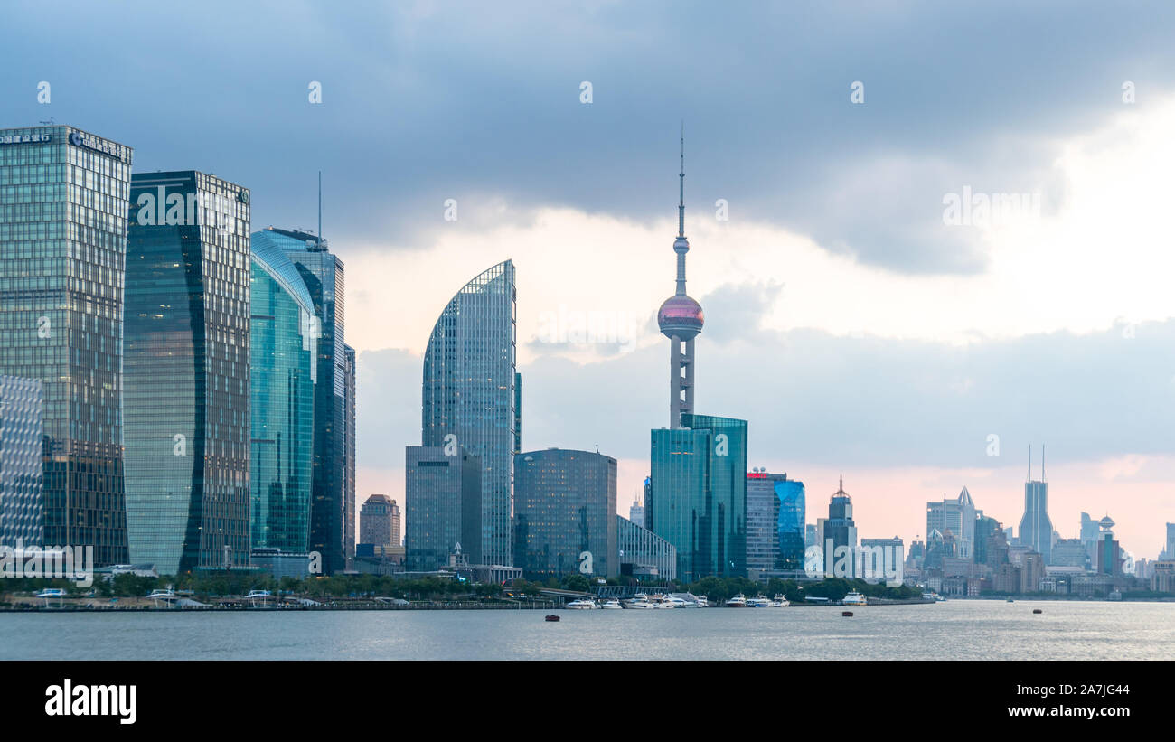 Una vista panoramica dal lato est del Bund raffigurante un magnifico skyline composta da highrises in Cina a Shanghai, 20 settembre 2019. *** Capti locale Foto Stock