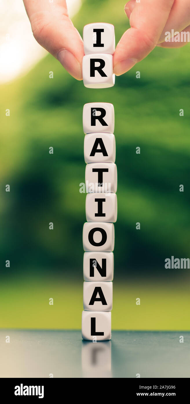 Impianti di risalita a mano due dadi e cambia la parola 'irrazionale" a "razionale". Foto Stock
