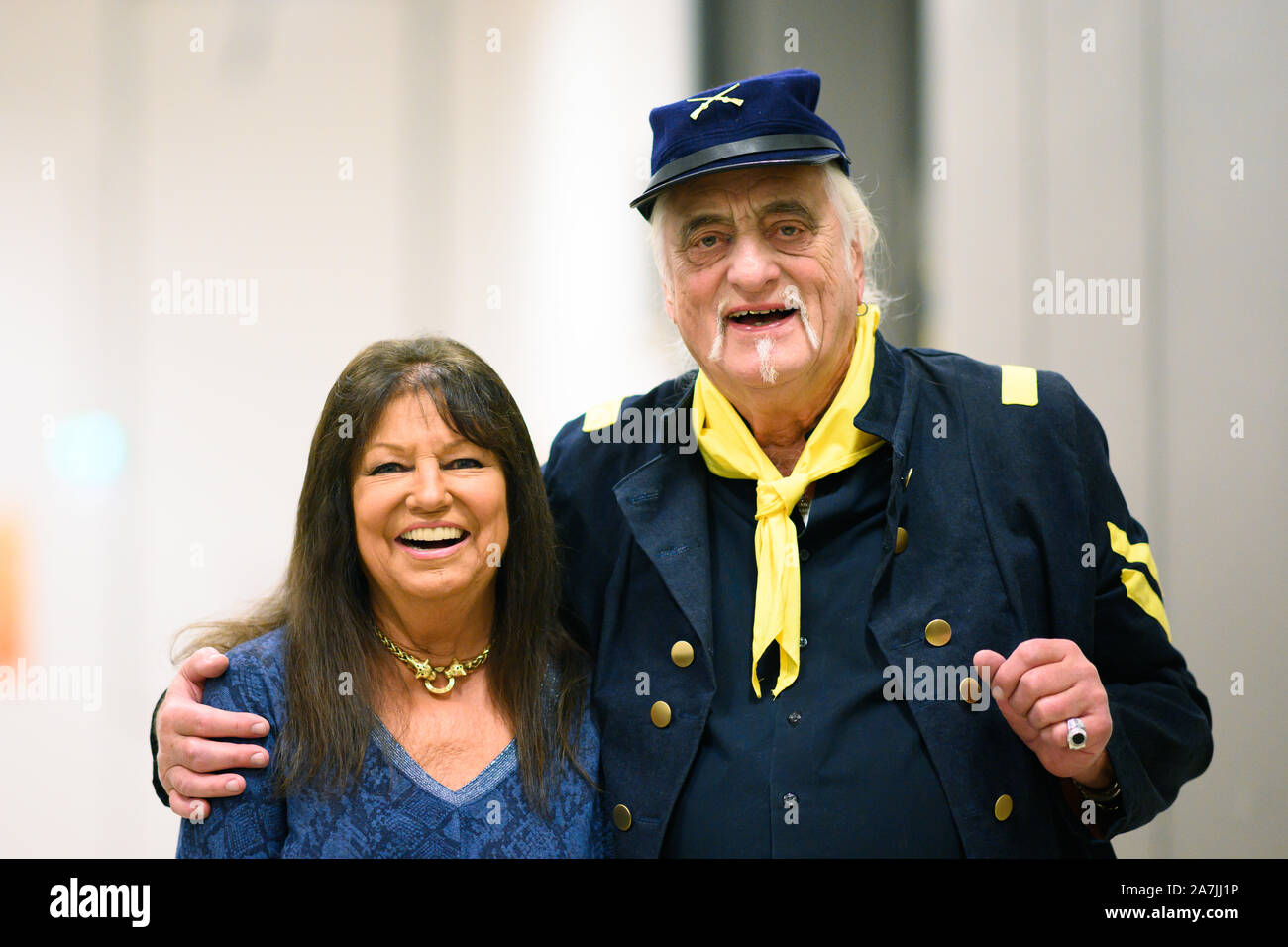 Bremen, Germania. 02Nov, 2019. Uschi Nerke, ex Beat Club presenter e Frankie Bartelt, membro della band "Yankees', sarà parte del 'Fernsehlegenden' serie a Radio Bremen-Funkhaus durante la presentazione del nuovo battito Club numero speciale timbro (TV music show da Radio Bremen ha iniziato nel 1965). Credito: Mohssen Assanimoghaddam/dpa/Alamy Live News Foto Stock