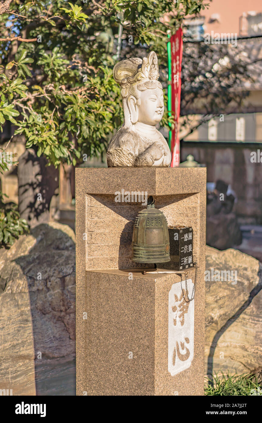 Piccola statua di marmo raffigurante la testa della dea buddista della compassione di Kannon Bosatsu con alla base la sua parola Jōshin che significa "Cuore Puro" Foto Stock