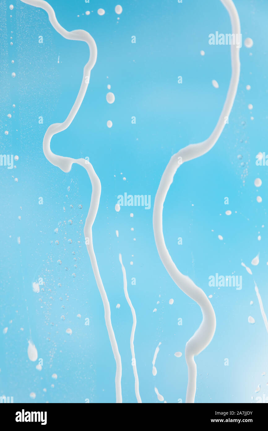 Sfondo blu con la schiuma e di acqua su un vetro o windiow Foto Stock