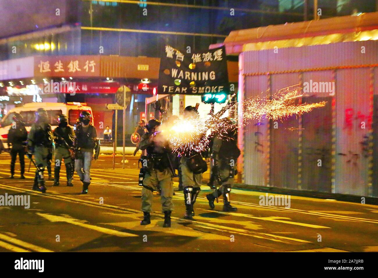 Hong Kong, Cina. 02Nov, 2019. Polizia di Hong Kong ha l'uso di gas lacrimogeni, spruzzo di pepe e acqua cannoni per disperdere il governo anti-manifestanti come migliaia si sono riuniti per un bandito al rally di Causeway Bay, Wan Chai e Mongkok. Qui poliziotti antisommossa distribuire gas lacrimogeni in Argyle Street a Mongkok. Credito: Gonzales foto/Alamy Live News Foto Stock