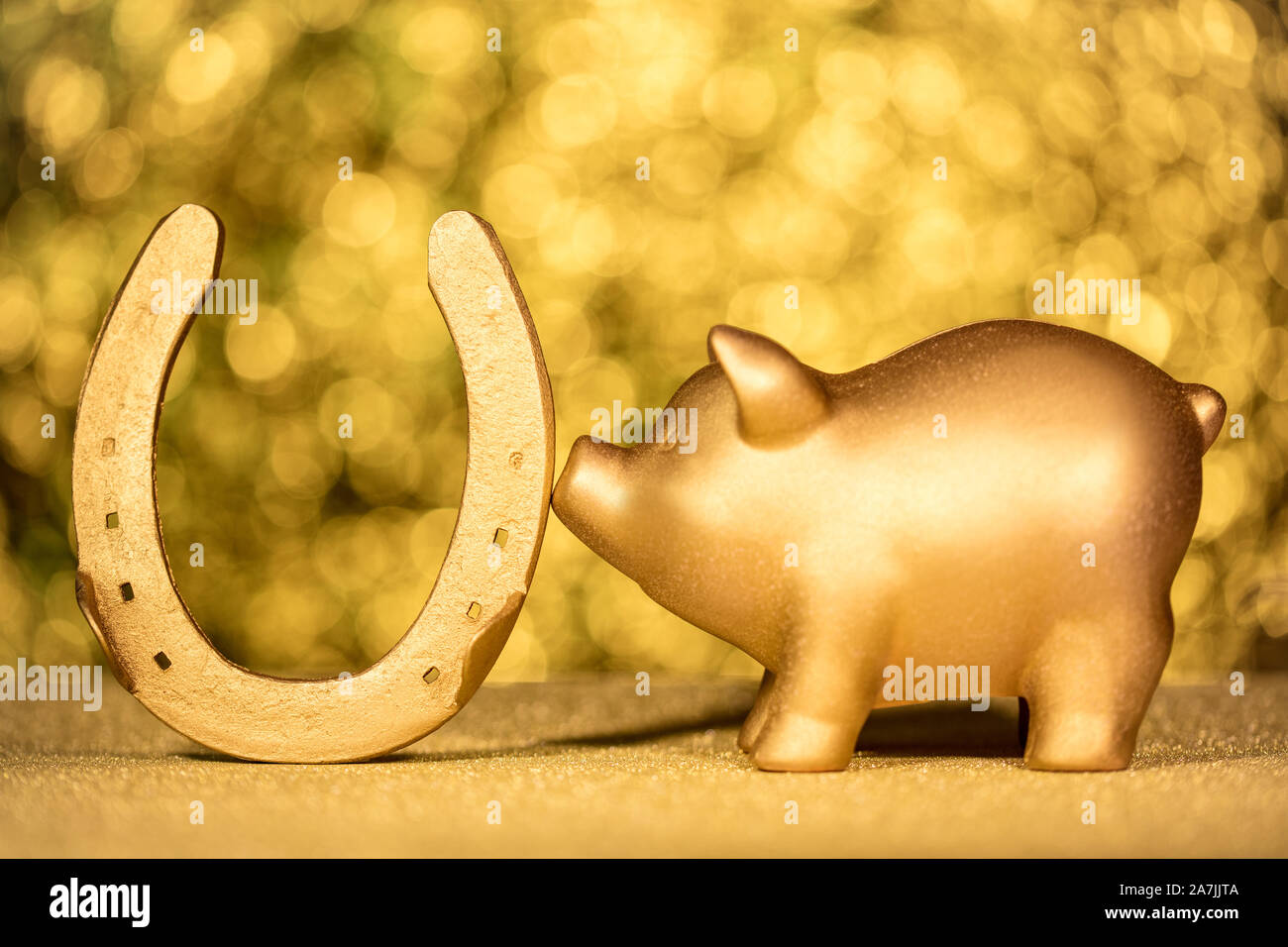 Il ferro di cavallo e il maiale in oro, simboli di Fortuna Foto Stock