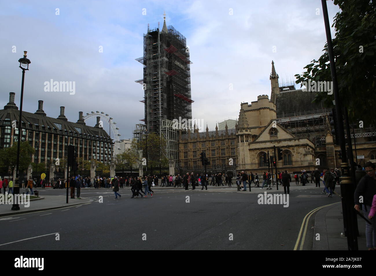 29 ottobre 2019 Londra Big Ben coperta da impalcature, la Casa del Parlamento, London, Regno Unito visto dalla piazza del Parlamento Foto Stock