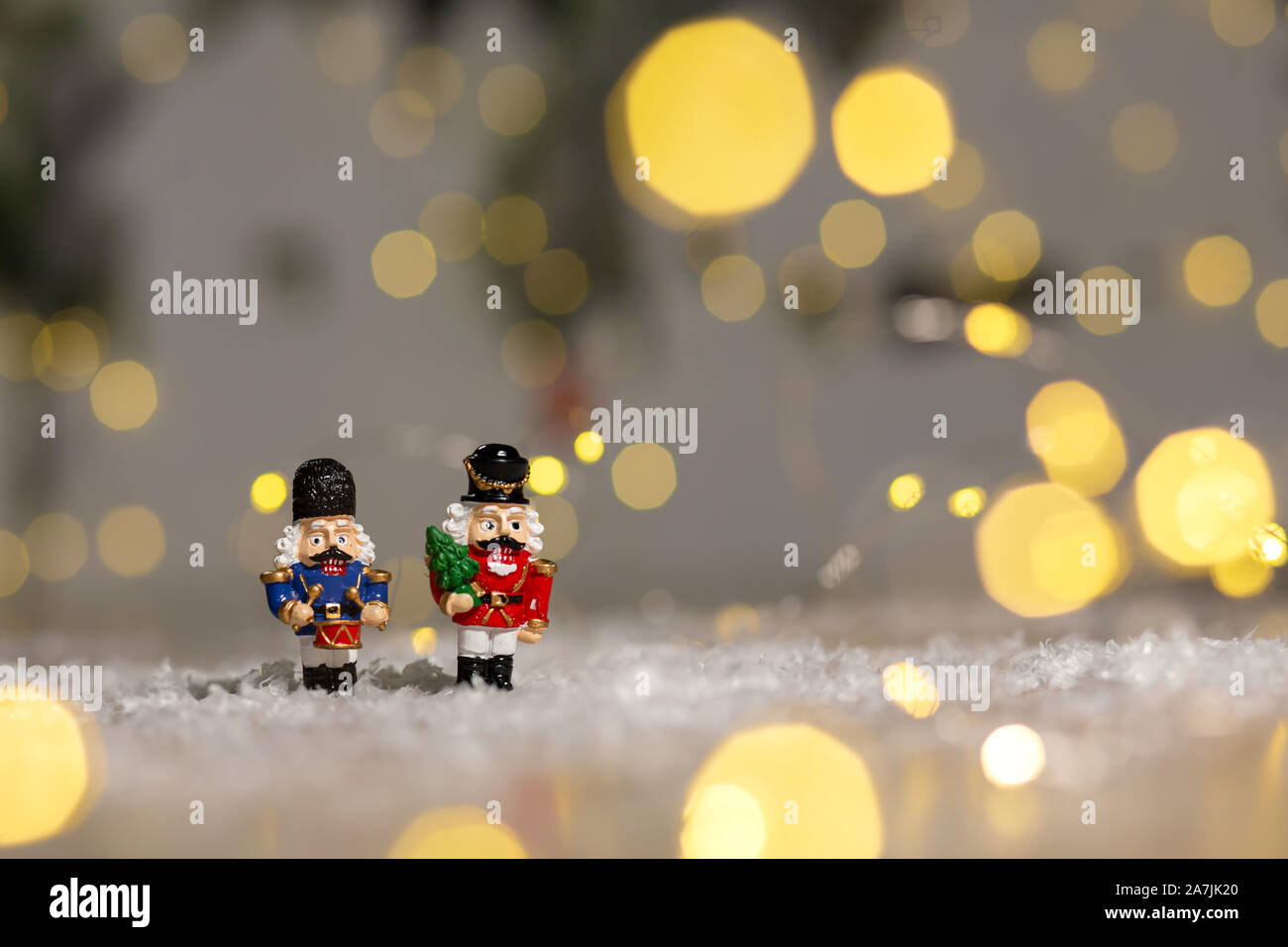 Decorazione di Natale figurine a tema. Natale soldatini da uno schiaccianoci fiaba. Decorazione per albero di Natale. Decorazioni festive, calda luce bokeh di fondo Foto Stock