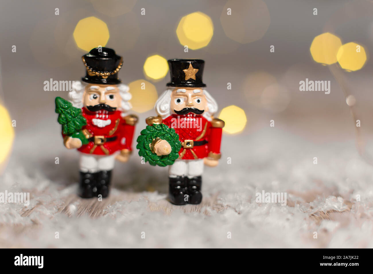 Decorazione di Natale figurine a tema. Natale soldatini da uno schiaccianoci fiaba. Decorazione per albero di Natale. Decorazioni festive, calda luce bokeh di fondo Foto Stock