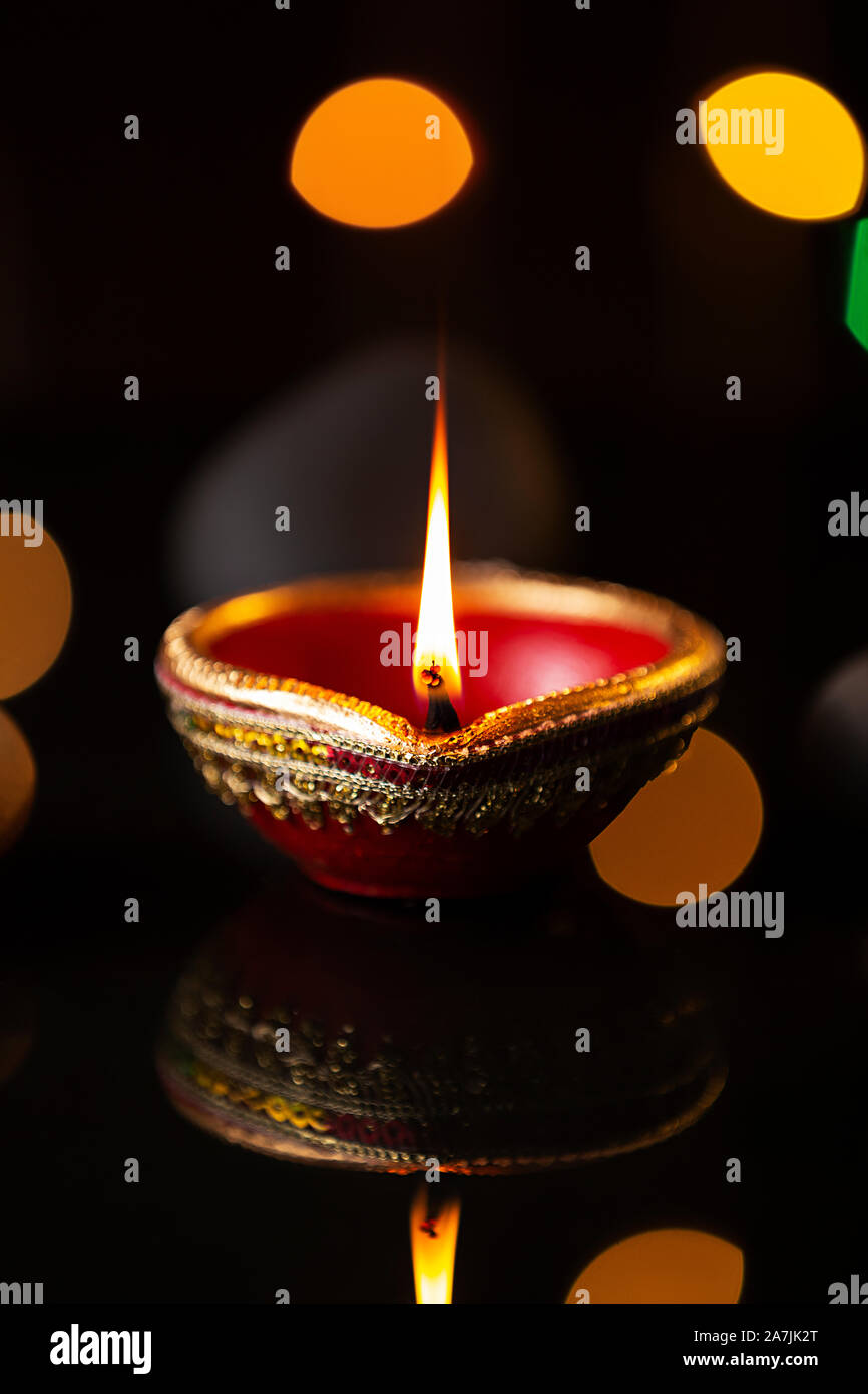 La masterizzazione Diya lampade ad olio con illuminazione in pietra Durning Diwali Festival celebrazione nessuno Foto Stock