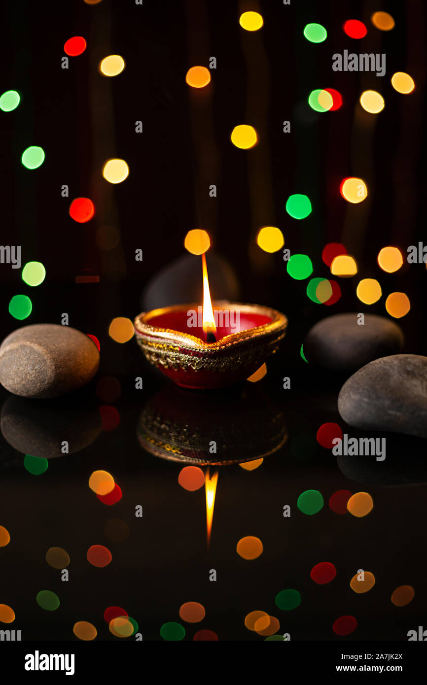 Diyas piccole lampade a olio con pietra durante il Diwali Festival delle luci Foto Stock