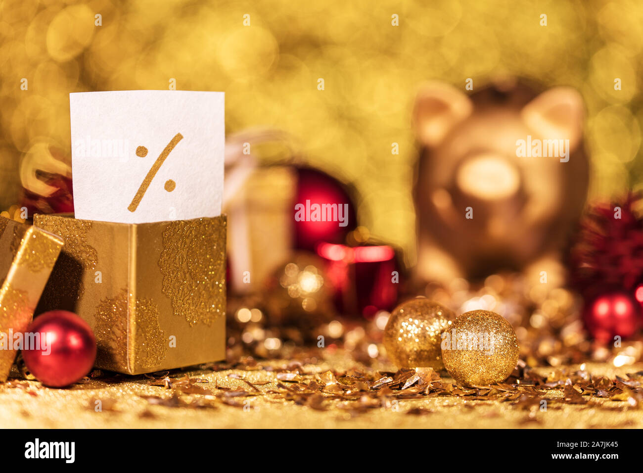 Oro lucido rosso e la decorazione di Natale con piggybank e simbolo con il concetto di sconto di natale Foto Stock