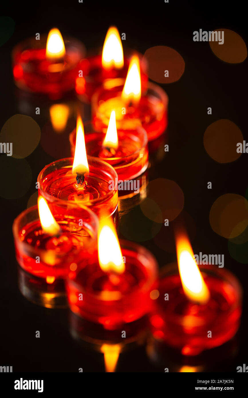 Chiudere il gruppo di tè candele accese sul Diwali Festival celebrazione Foto Stock