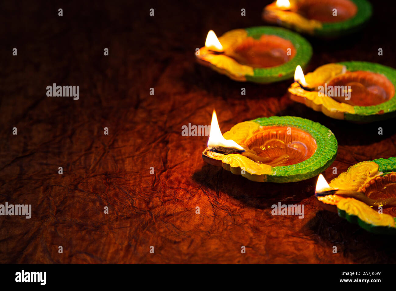 Masterizzazione di olio Diyas illuminazione lampade illuminate su-Diwali Festival India Foto Stock