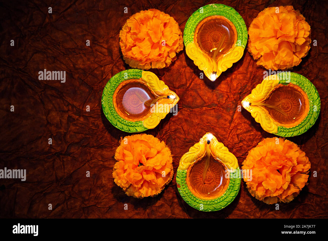 La masterizzazione Diyas lampade ad olio con fiori festival indiano Diwali celebrazione nessuno Foto Stock