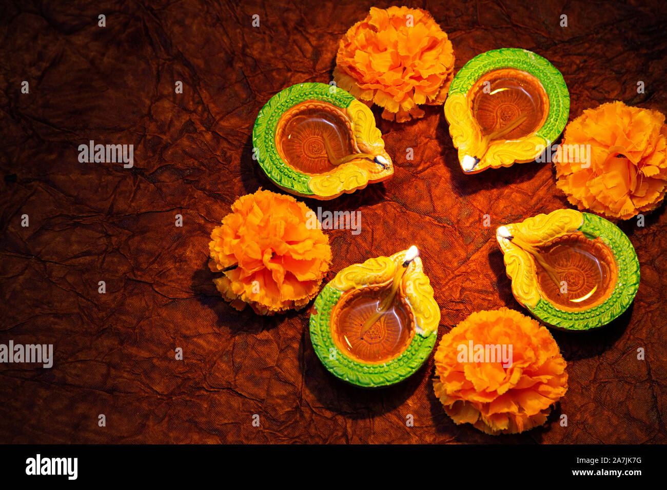 La masterizzazione Diyas olio lampade di illuminazione con fiori su Diwali Festival celebrazione Foto Stock