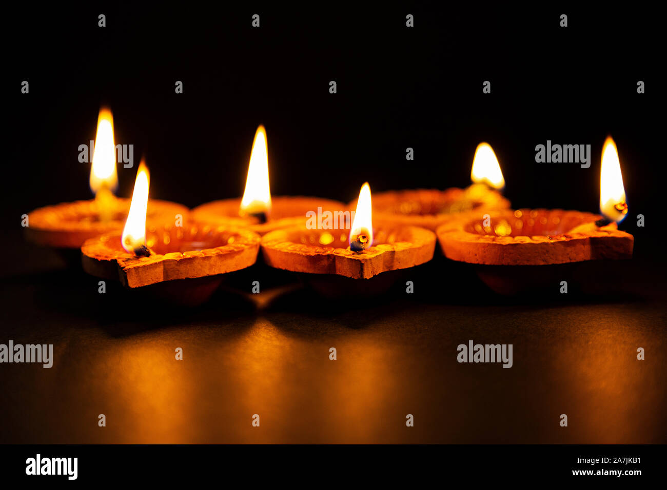 Tradizionale indù Diwali Diya olio lampade di illuminazione in occasione del Diwali Festival Foto Stock