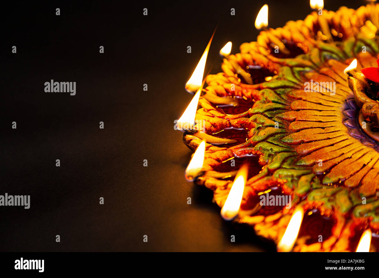 Masterizzazione tradizionale Diya lampade ad olio la piastra sul Diwali Festival celebrazione senza persone Foto Stock