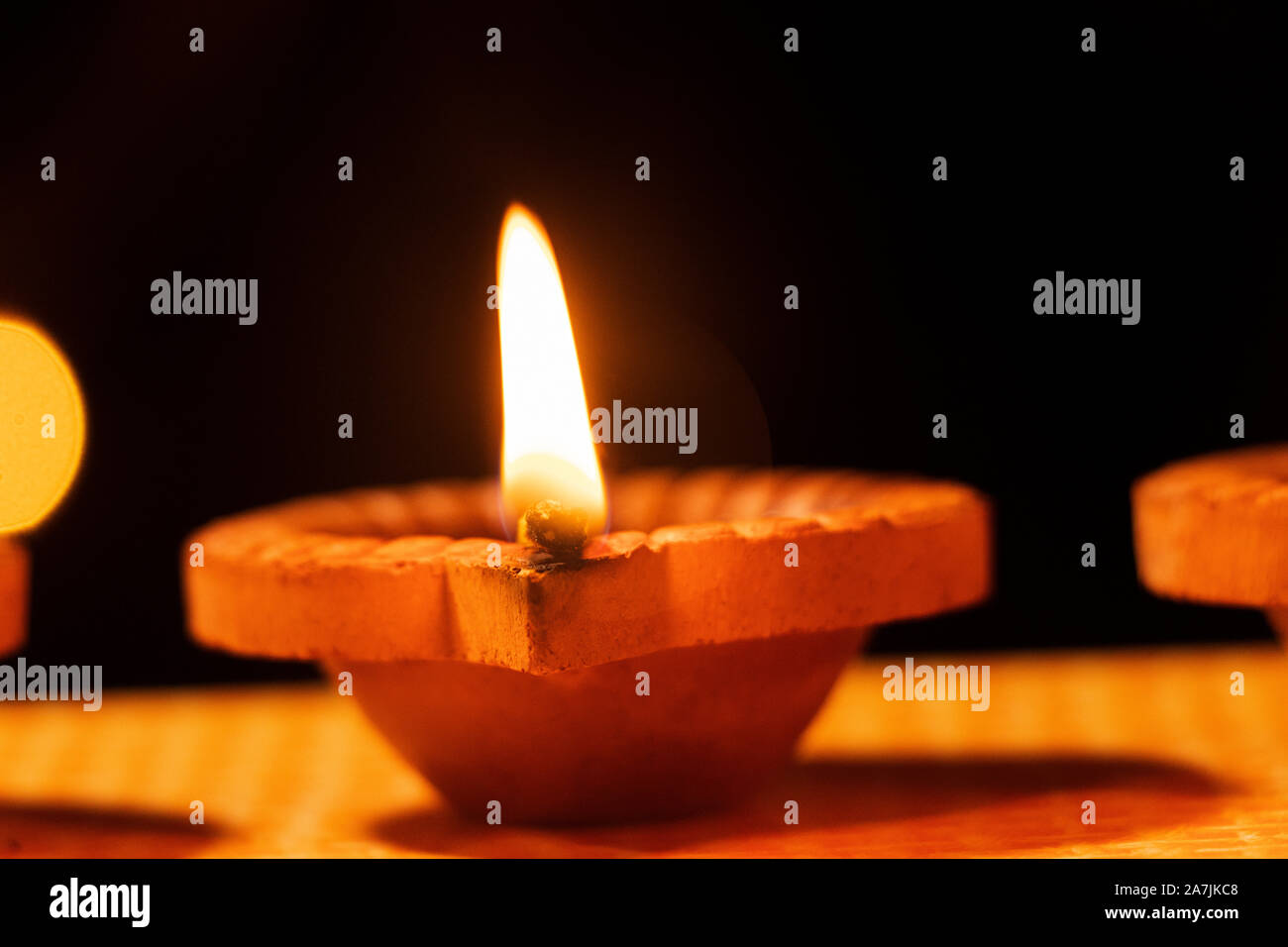 Close-up burning Diya olio lampada per Festival dipawali celebrazione nessuno Foto Stock