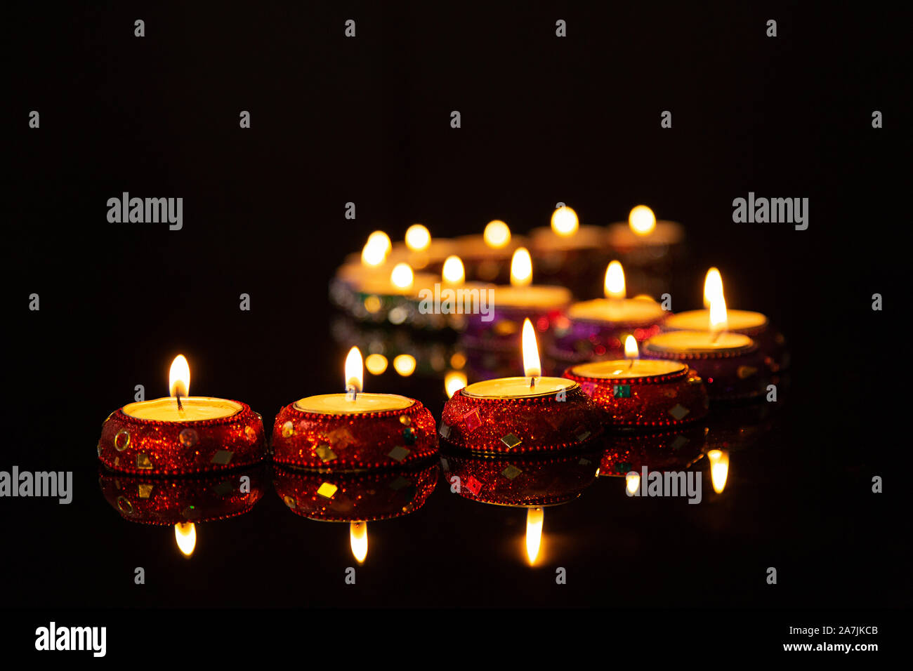 La luce di una candela è masterizzare in calcestruzzo scuro dello sfondo della piastra per riempire il testo su uno spazio accanto a candela Foto Stock