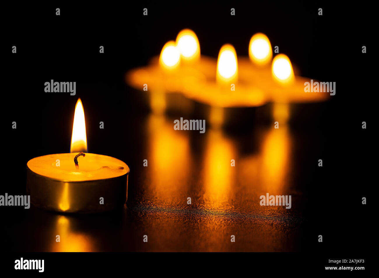 Close-up di illuminazione illuminato diya olio-lampada durante il Diwali Festival celebrazione Foto Stock